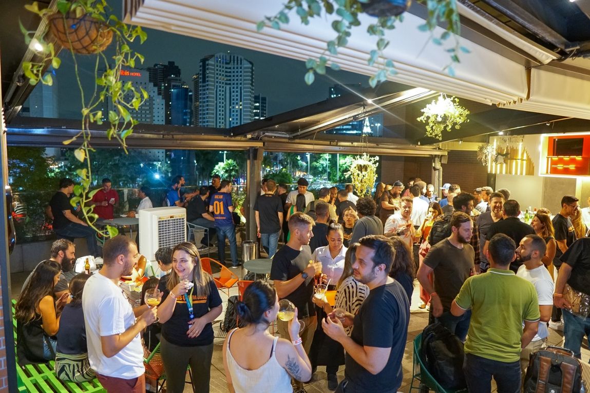 Rooftop com evento Cartola